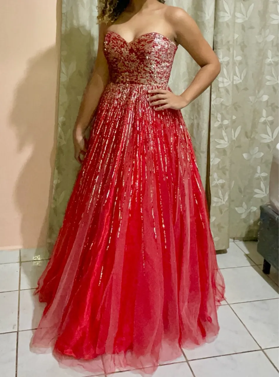 Vestido de festa vermelho bordado a mão com paetê