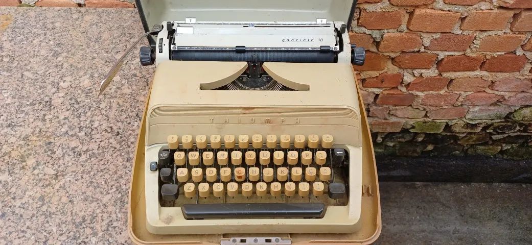Máquina escrever Triumph Gabriele 10