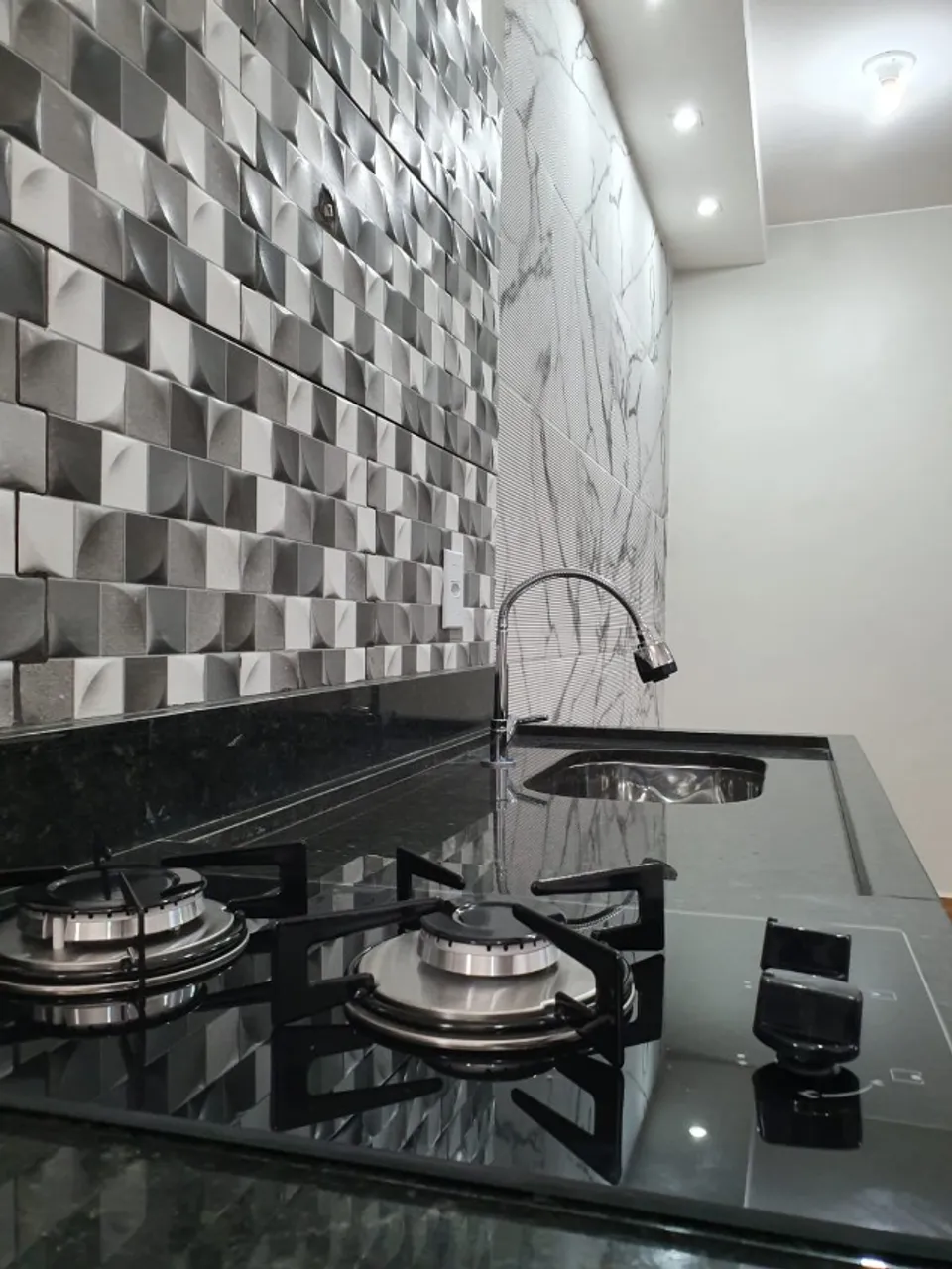 Apartamento de 01 quarto, banheiro, sala conjugado com cozinha. Não é kitnete.