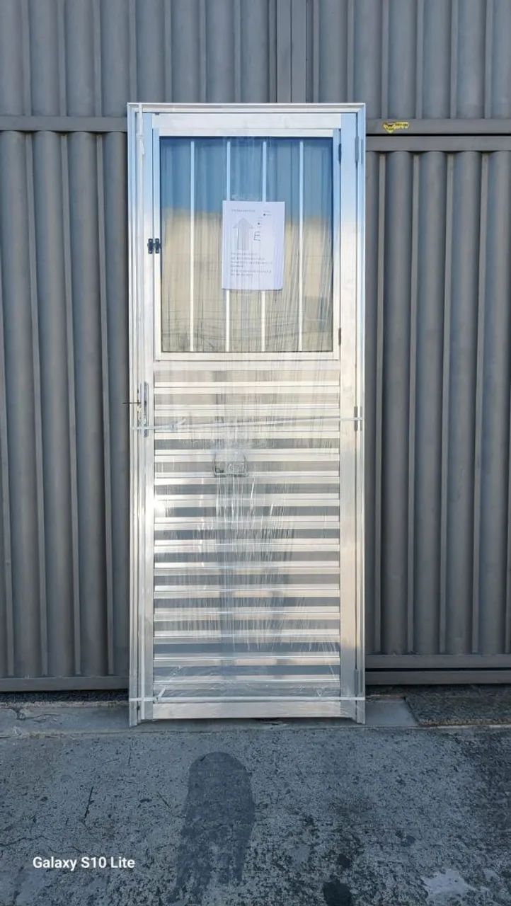 PORTA DE ALUMÍNIO COM VIDRO E GRADE DIRETO DA FÁBRICA - QUEIMA DE ESTOQUE