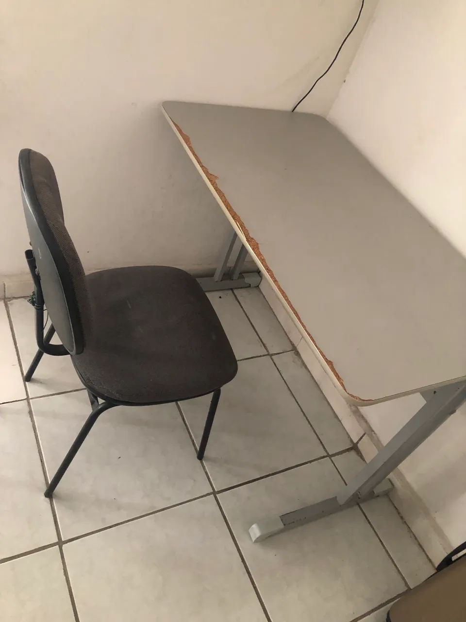Escrivaninha com cadeira
