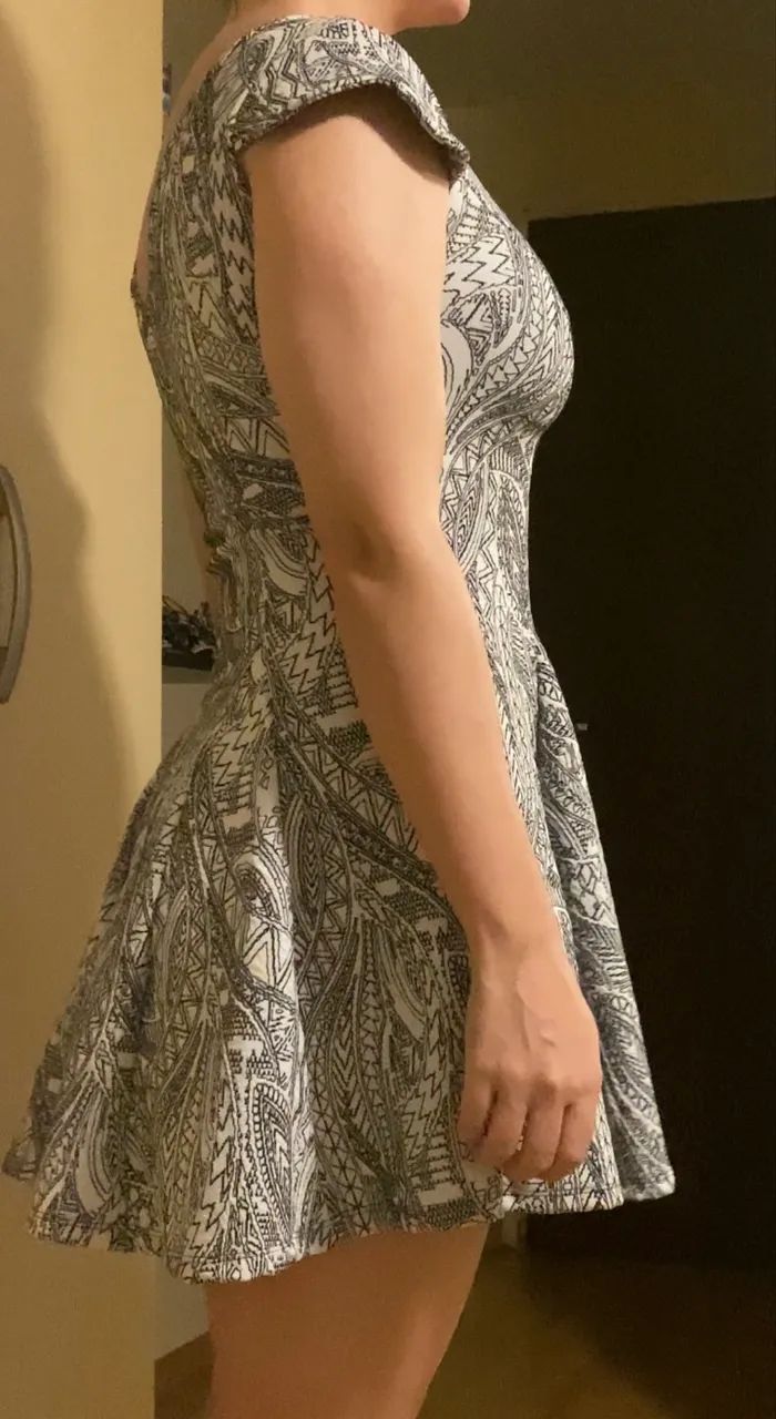 Vestido curto branco e preto estampado - Foto 3