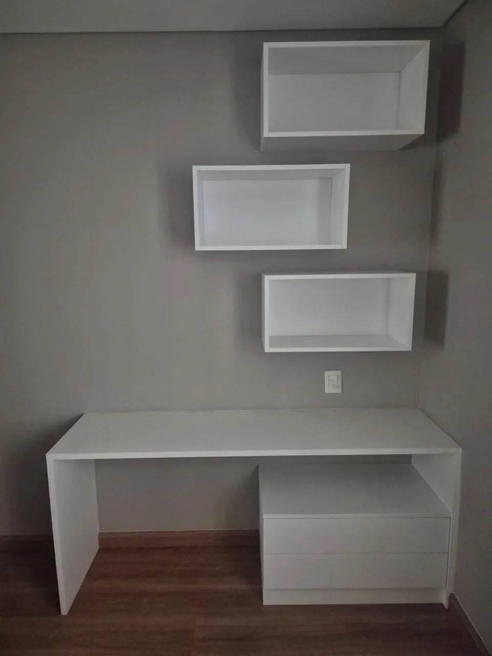 Escrivaninha de MDF com nichos