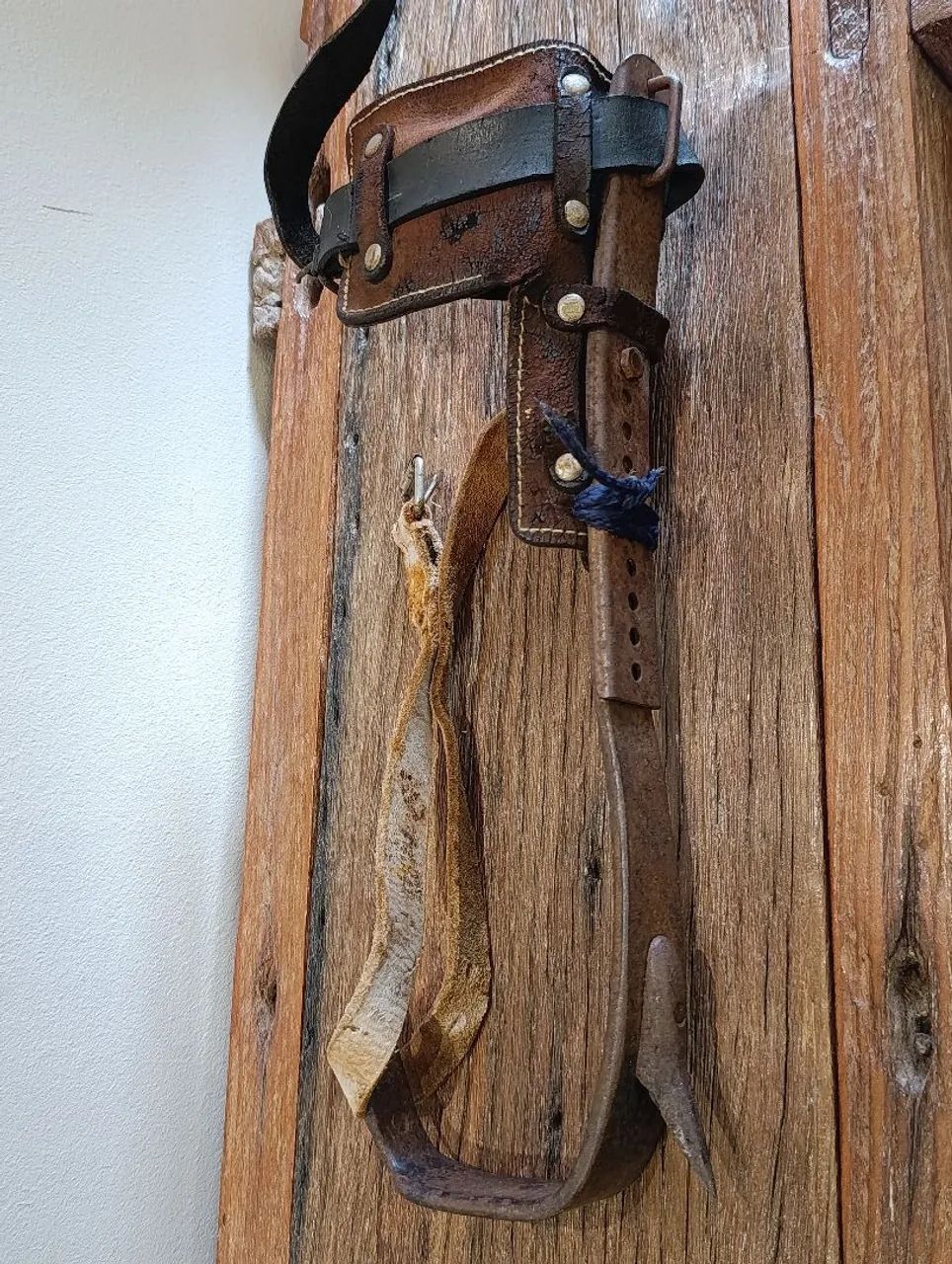 Espora de escalada antiga 