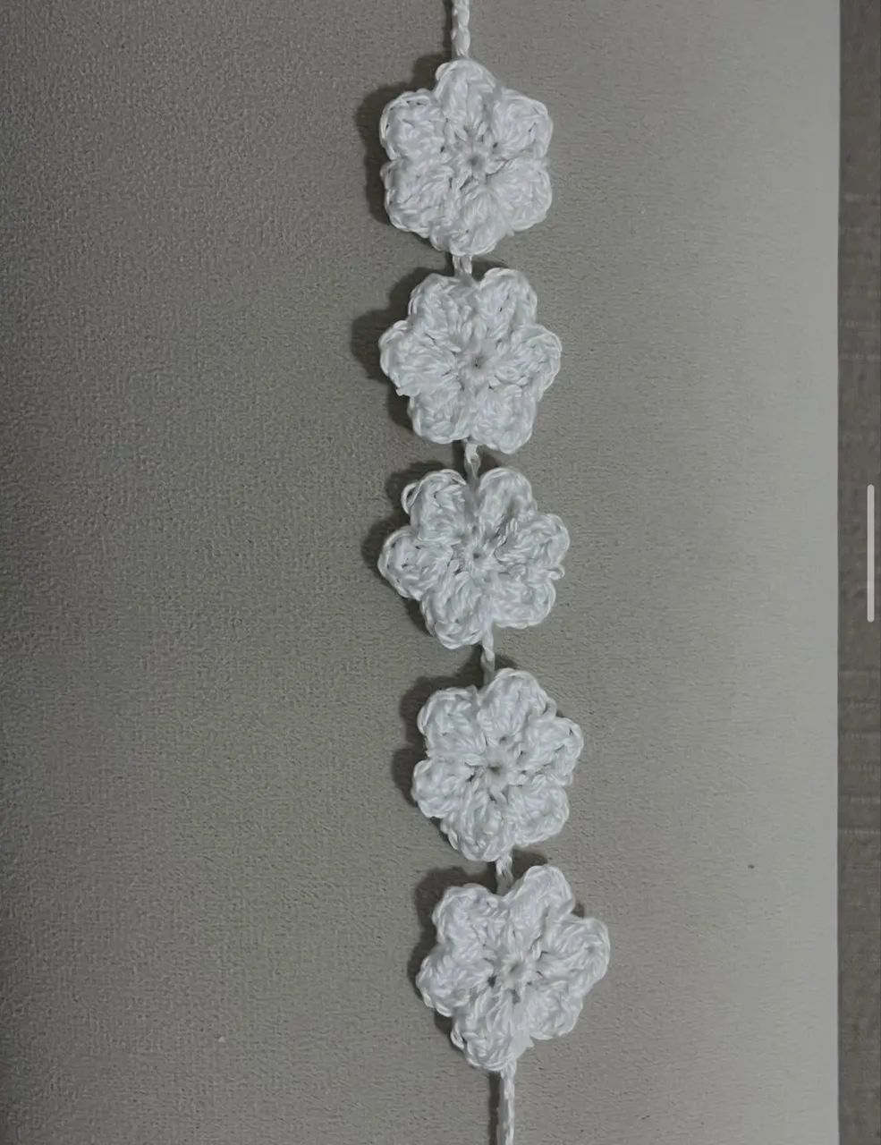 Faixa de cabelo em crochê com florzinhas 