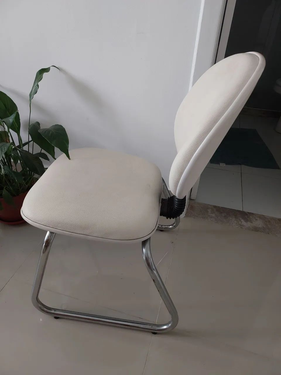 Cadeira branca 90,00 - Foto 2