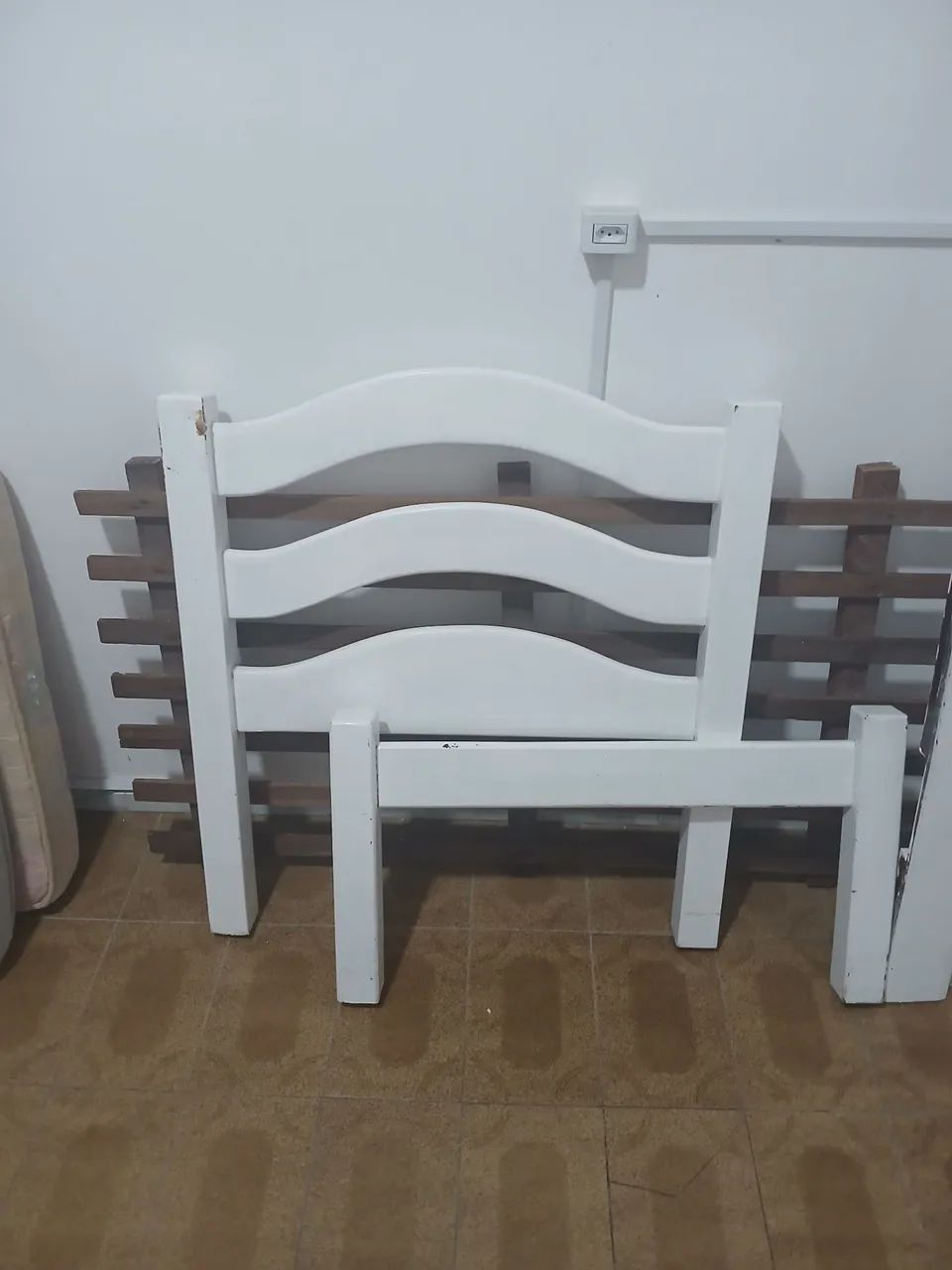 Cama solteiro em madeira maciça com estrado e colchão  - Foto 2