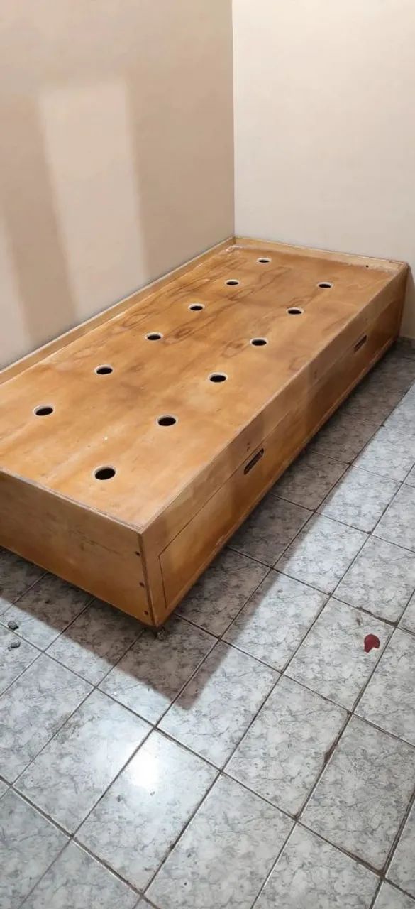 Cama de madeira artesanal com compartimento para itens - Foto 4