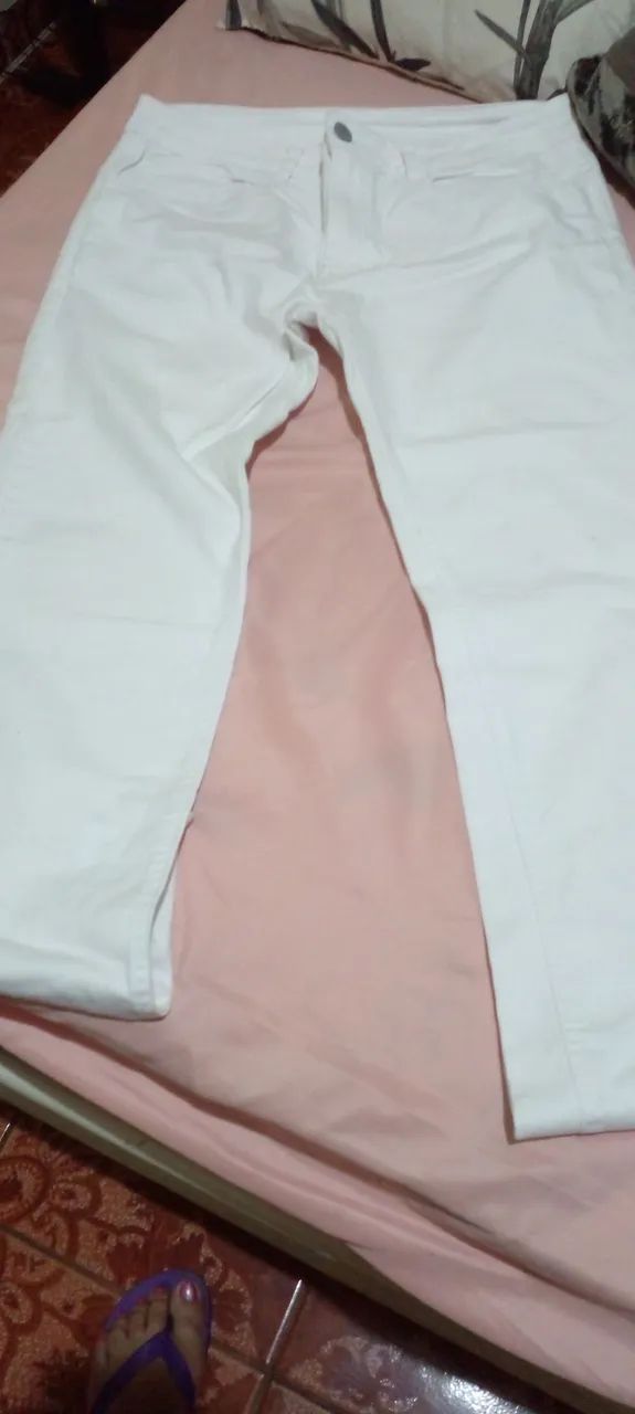 Calça branca com laycra semi nova 44