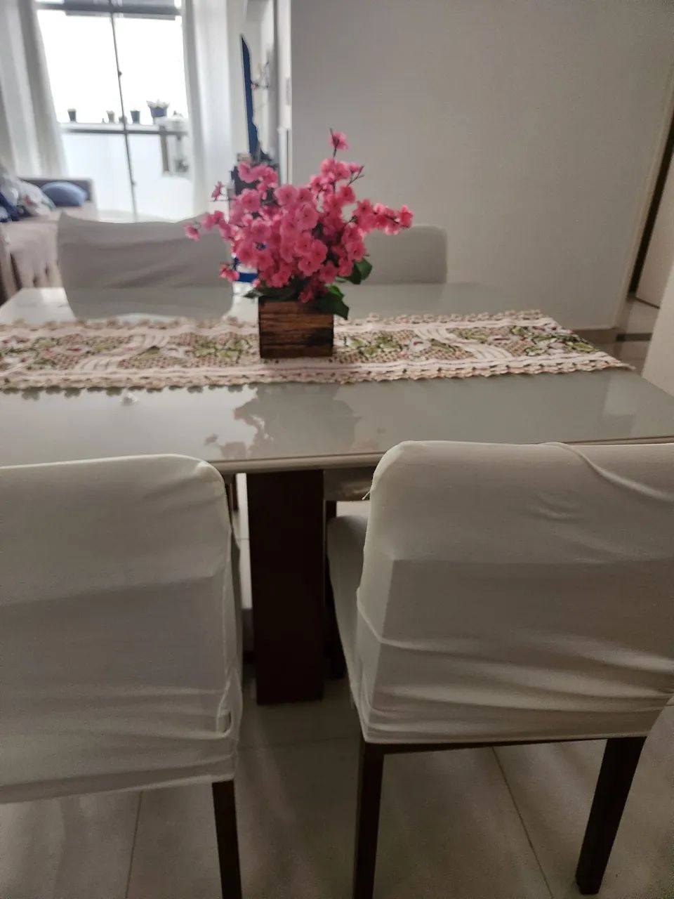 Vendo jogo de mesa Mdf com 4 cadeiras - Foto 2