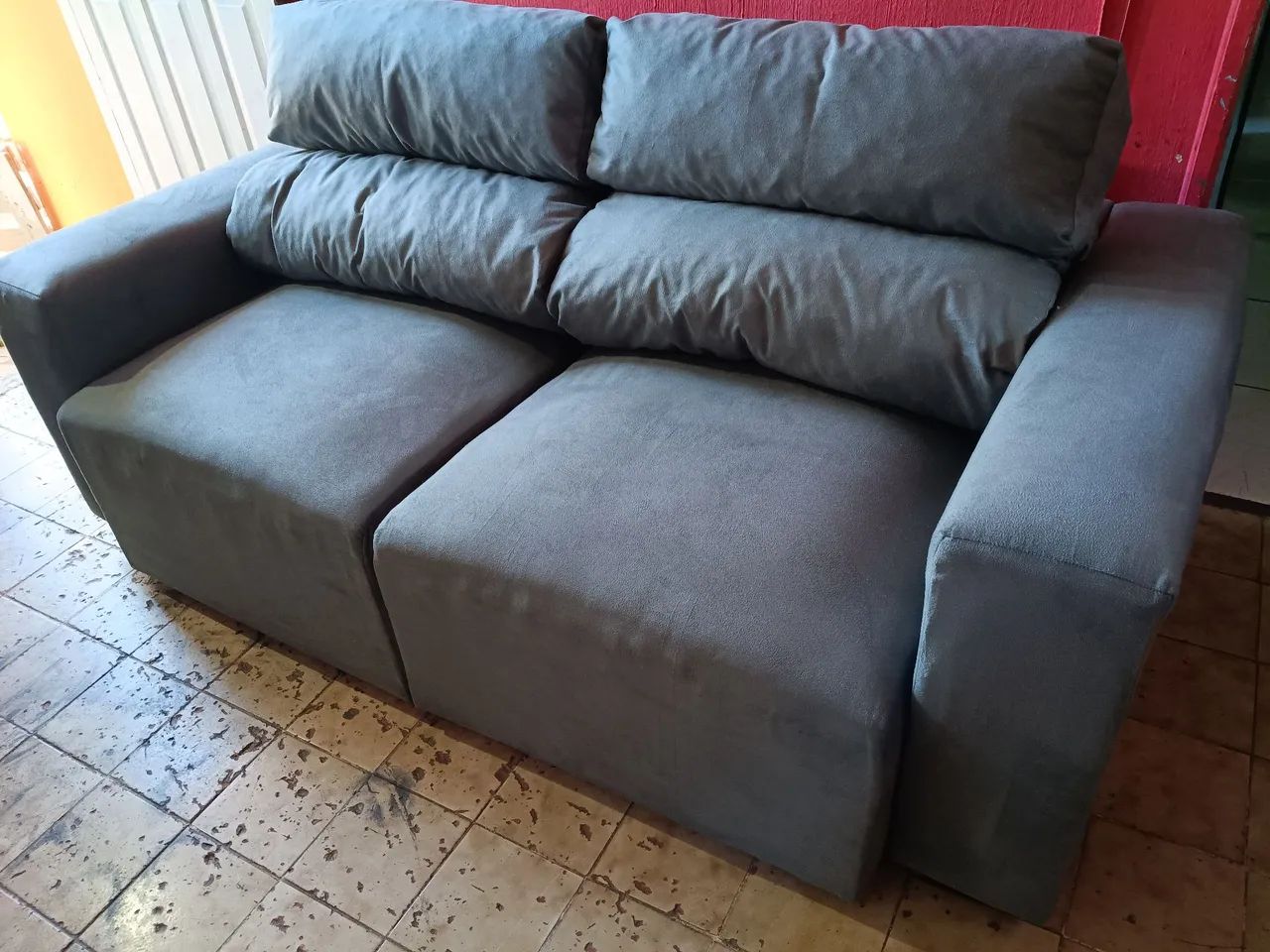 Sofá retrátil e reclinável novo em tecido veludo cinza...tm 2m  - Foto 3