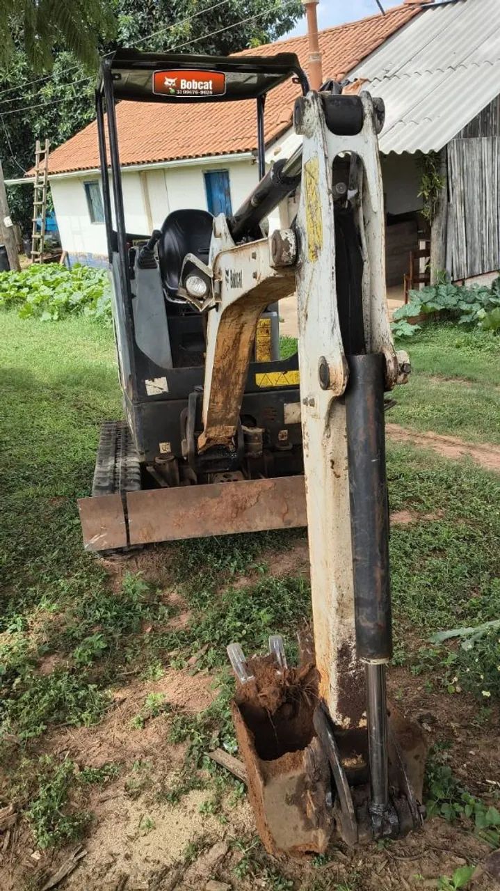 Mini escavadeira Bobcat E20 e perfuratriz, broca e conchas 