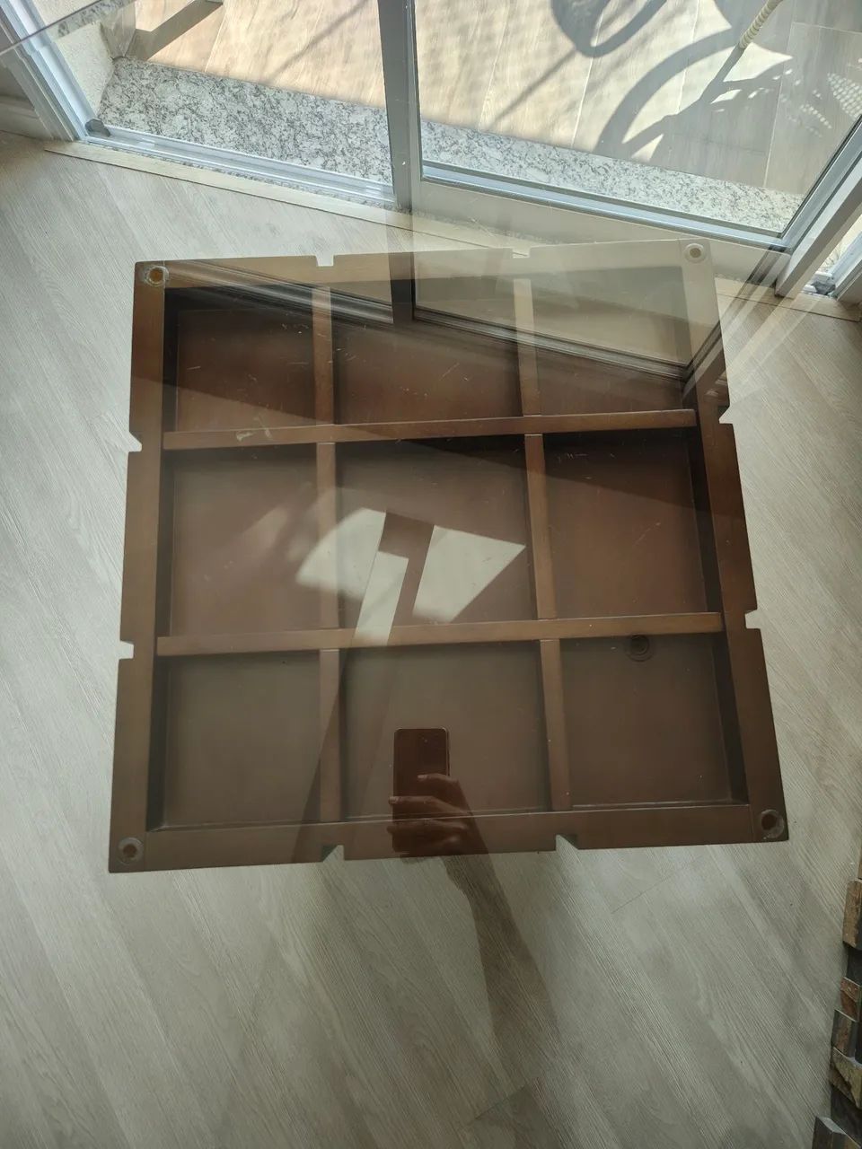 Vendo Mesa Triangular de Vidro com Base em Madeira Linda Perfeito Estado de conservação  - Foto 3