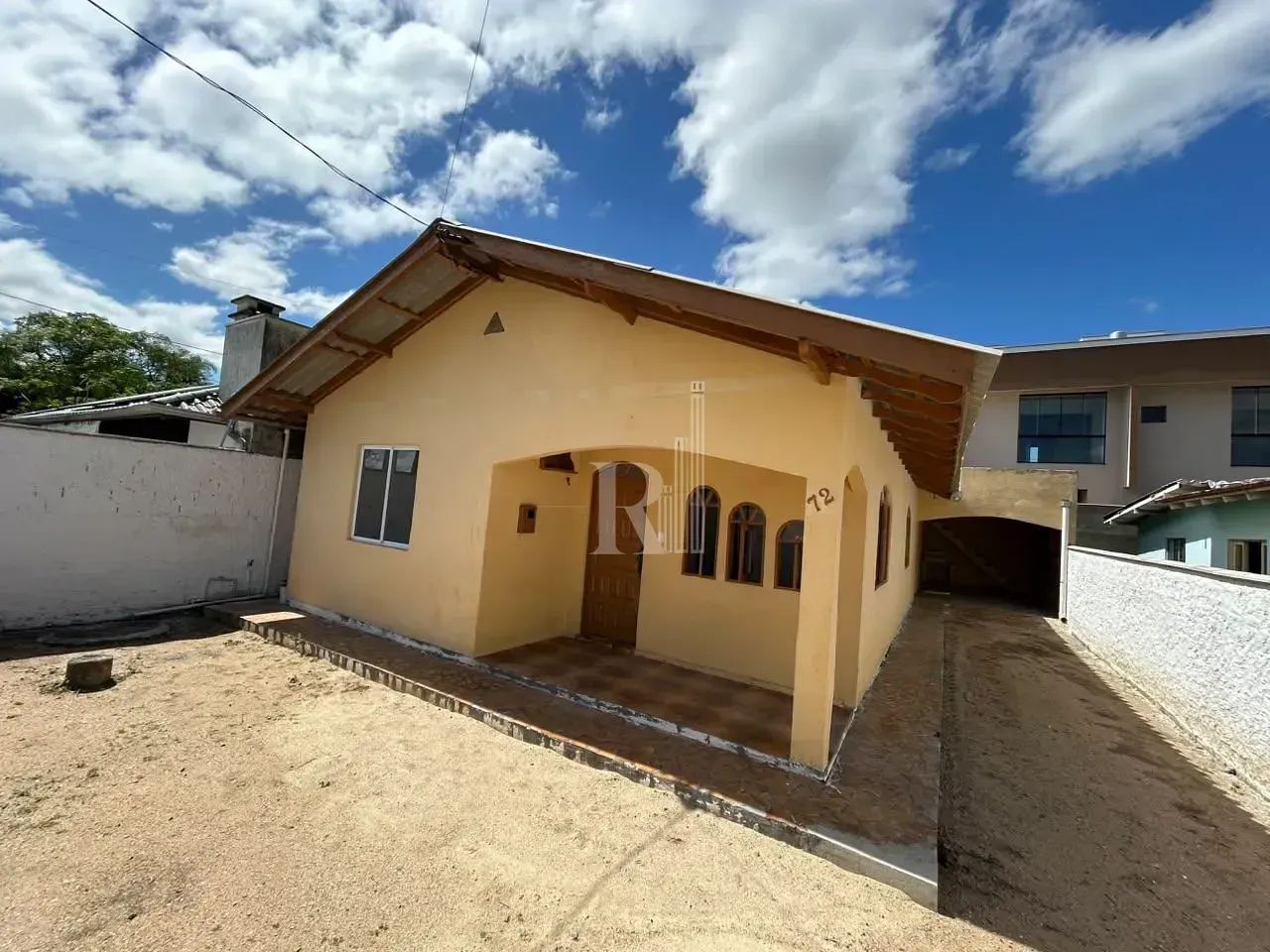 Casa com 03 dormitórios para locação com vaga de garagem coberta, próximo a escola, mercad - Foto 3