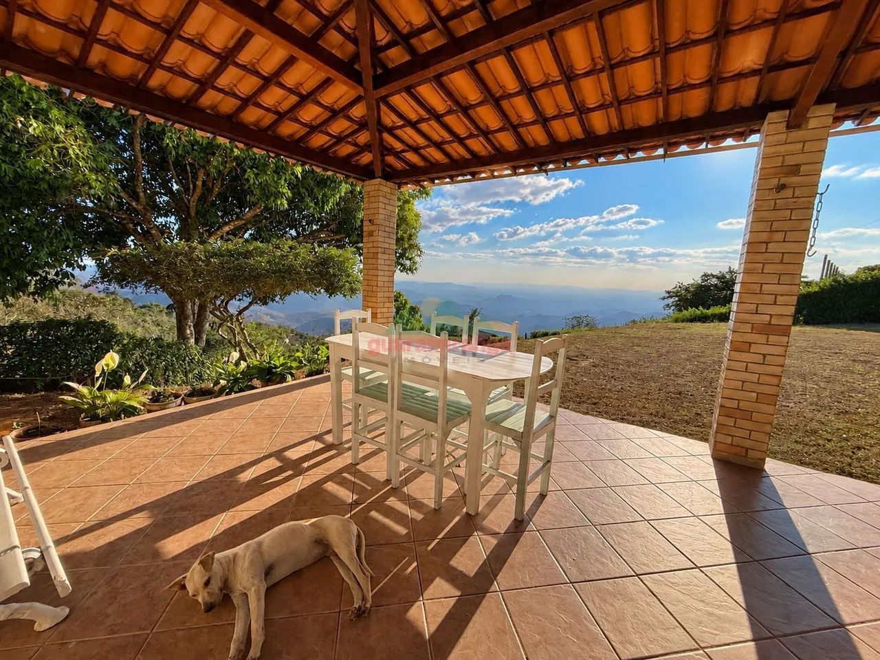 O imóvel com 172 m² com vista horizonte.