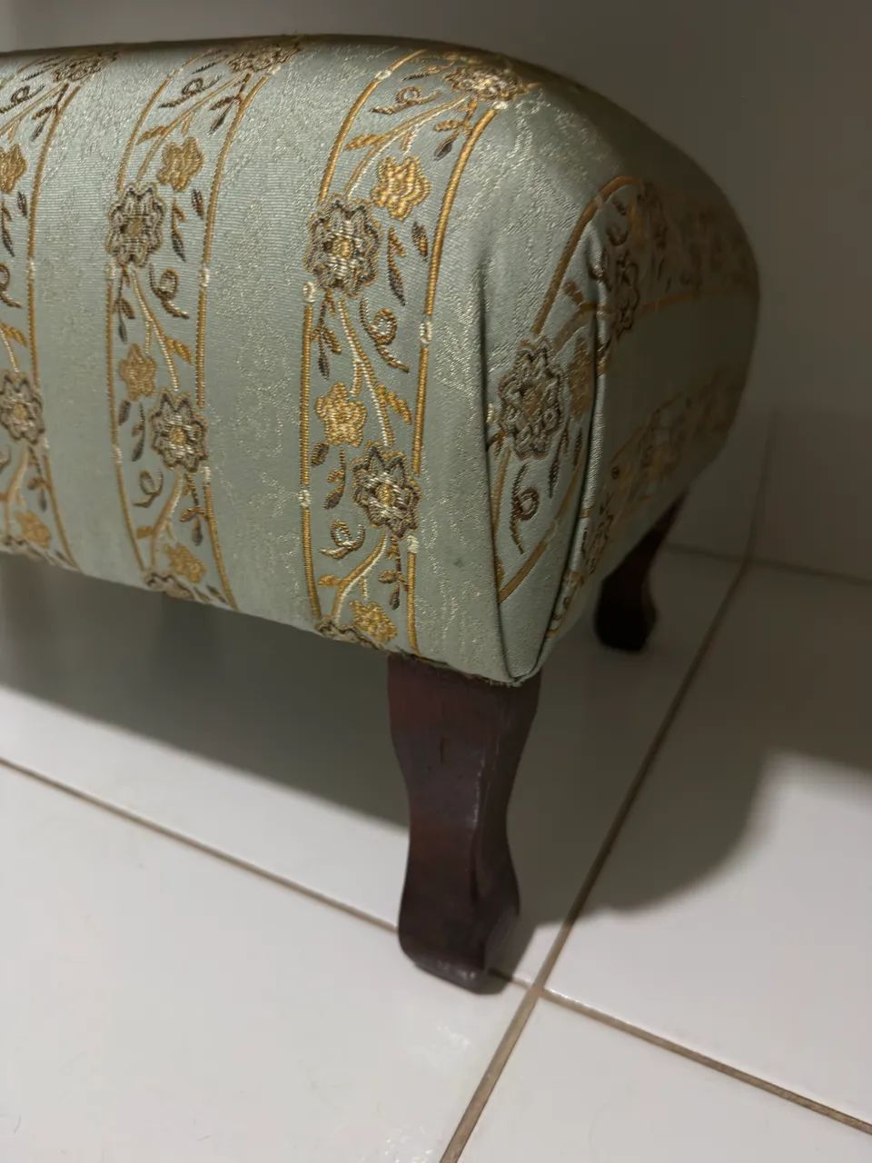Mini puff  com pés em madeira vintage (nova) - Foto 2