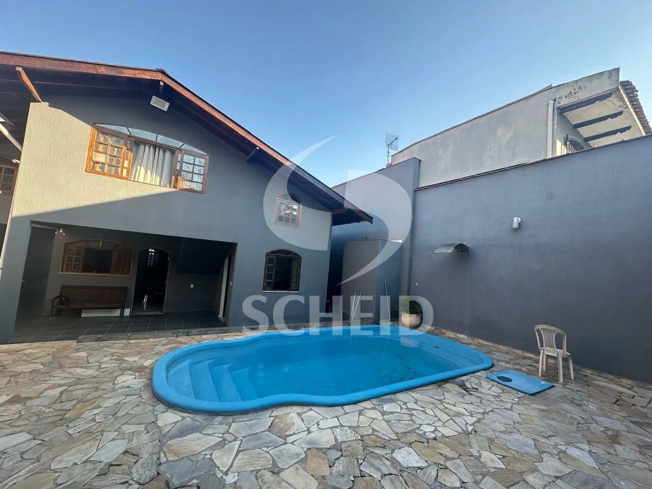 Casa à Venda 340m² - 4 quartos/2 Suítes em Vila Inglesa!