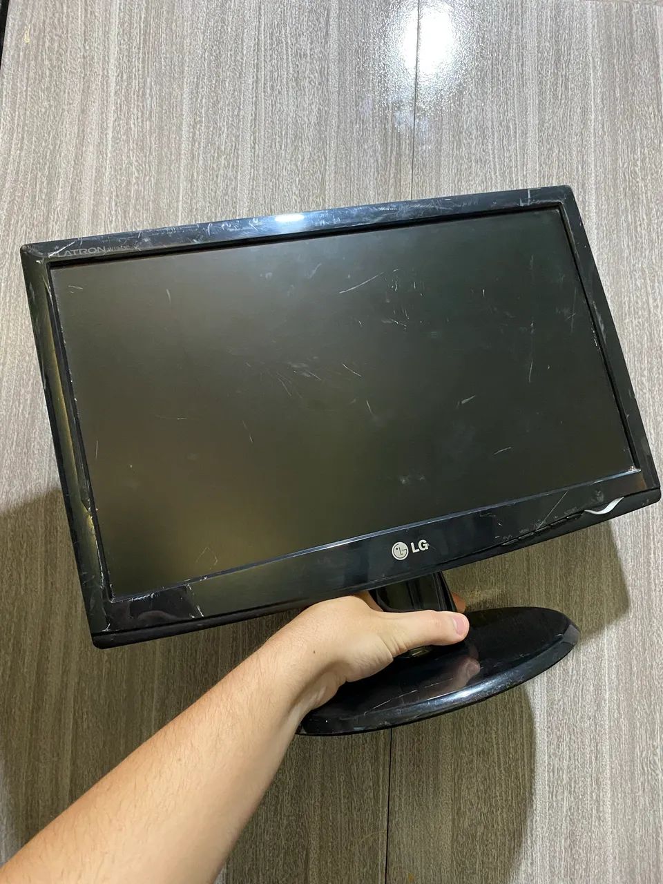 Monitor LED LG 18.5" Flatron W1943C - Funcionando com Marcas de Uso