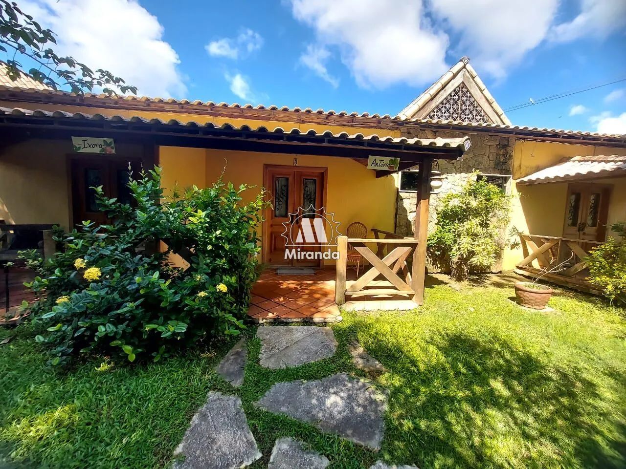 Pousada com 8 suítes, piscinão e terreno plano, na Cotia