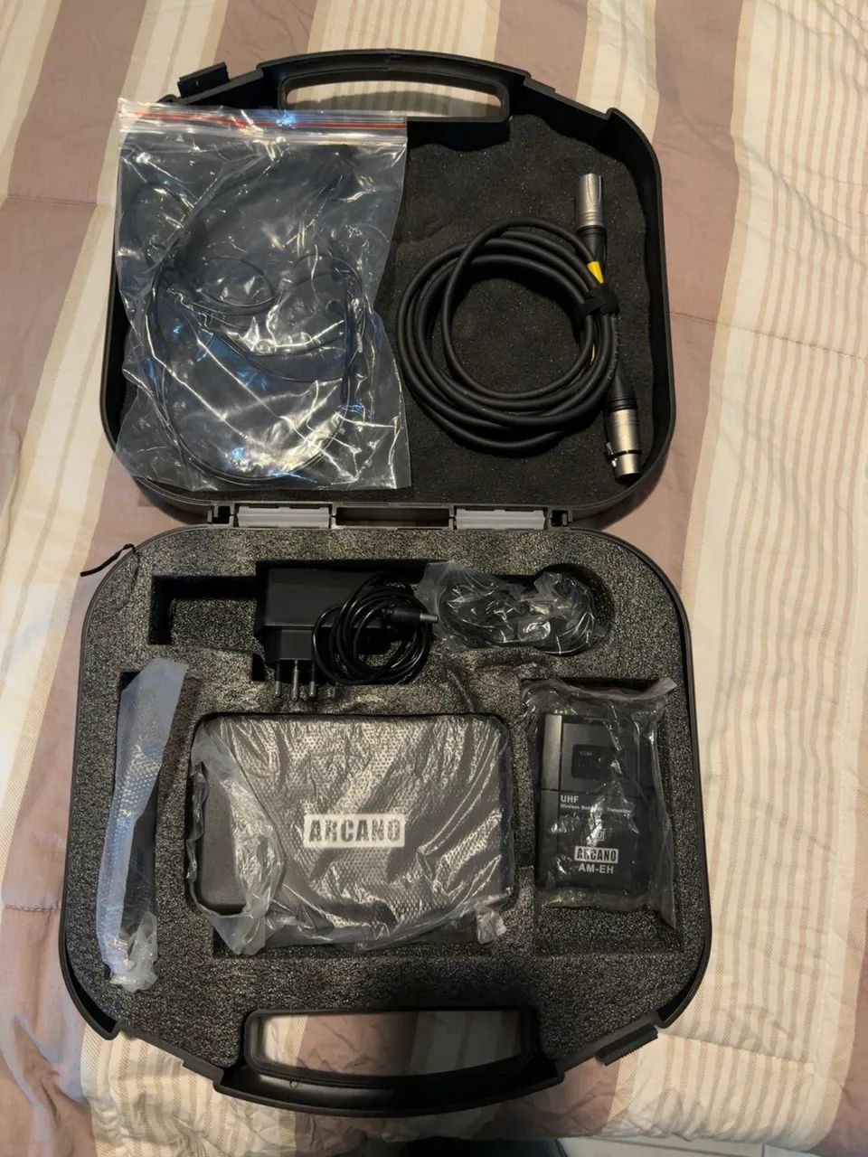 Microfone Sem Fio Arcano UHF de Cabeça (Headset) Completo na Maleta