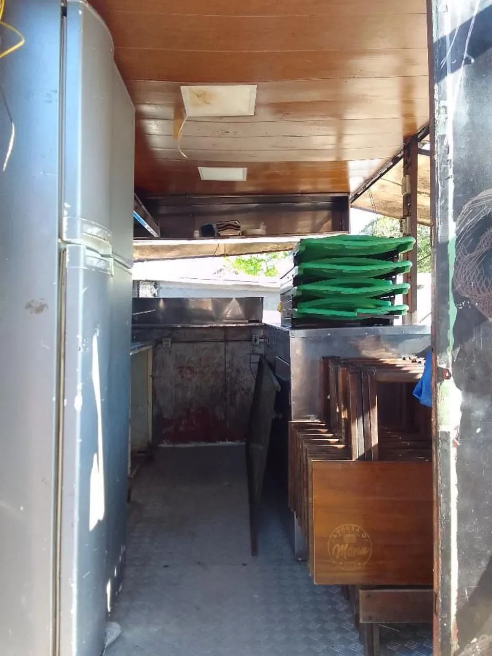 Vendo trailer completo, com mesas e cadeiras inclusos  - Foto 5