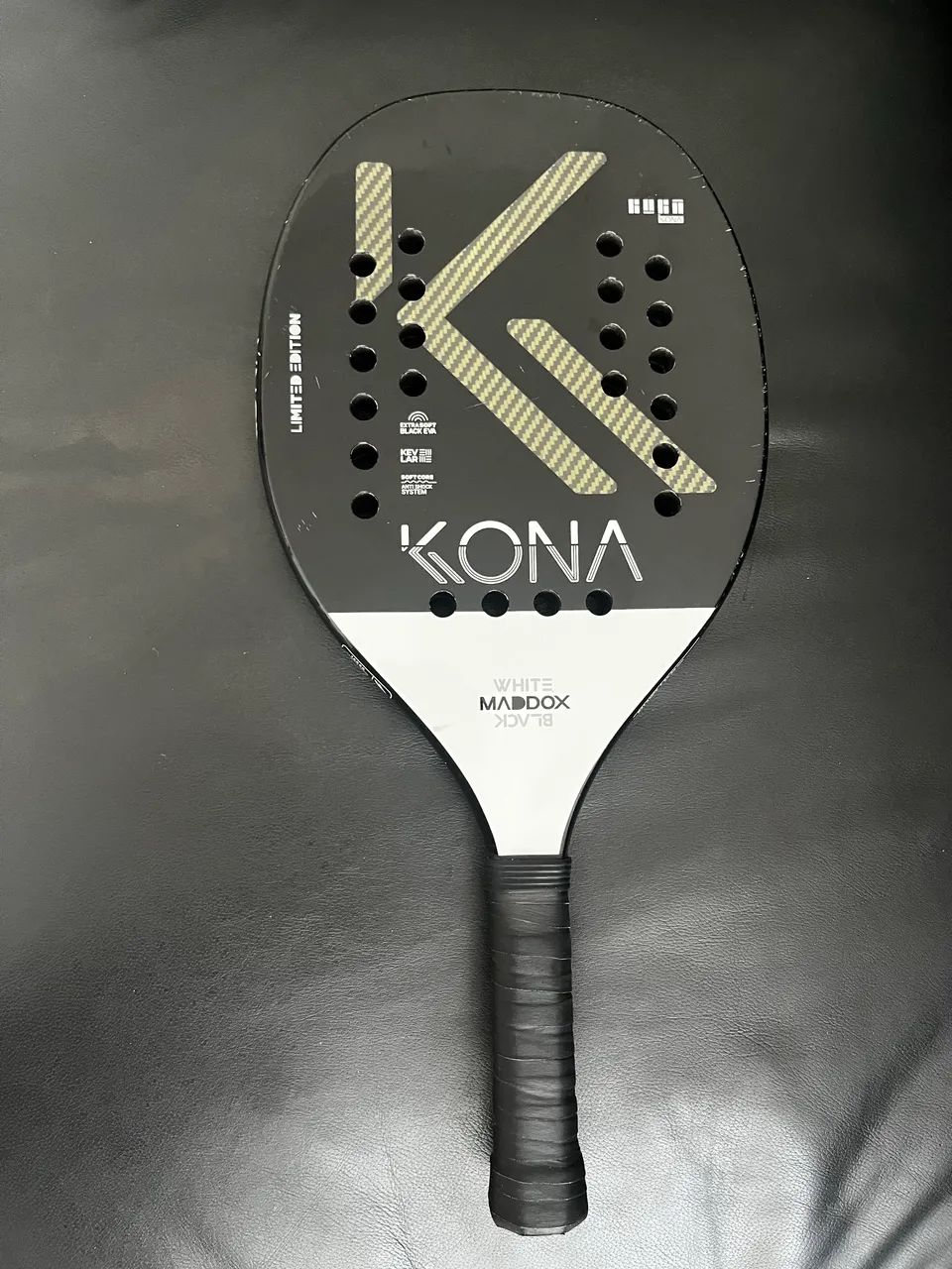 Raquete de Beach Tennis Kona Maddox Black and White - Limited Edition  - Foto 5