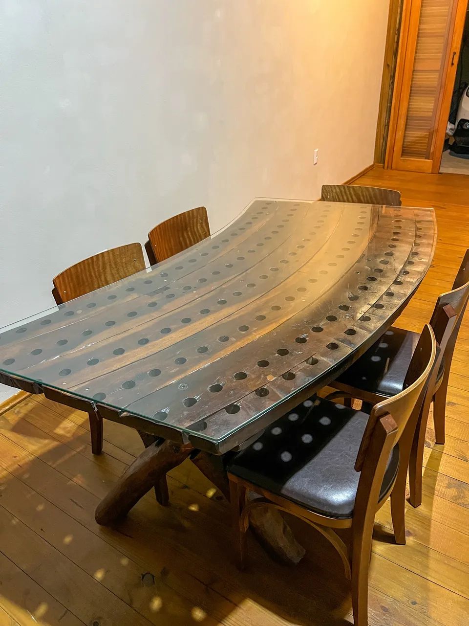 Mesa em madeira maciça com vidro curvo (peça única e exclusiva) - Foto 3