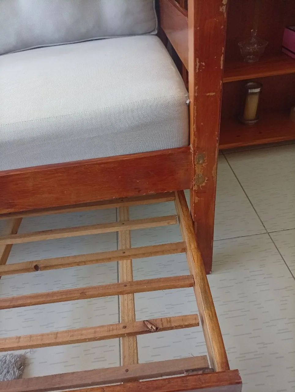 Sofá cama em madeira. - Foto 5