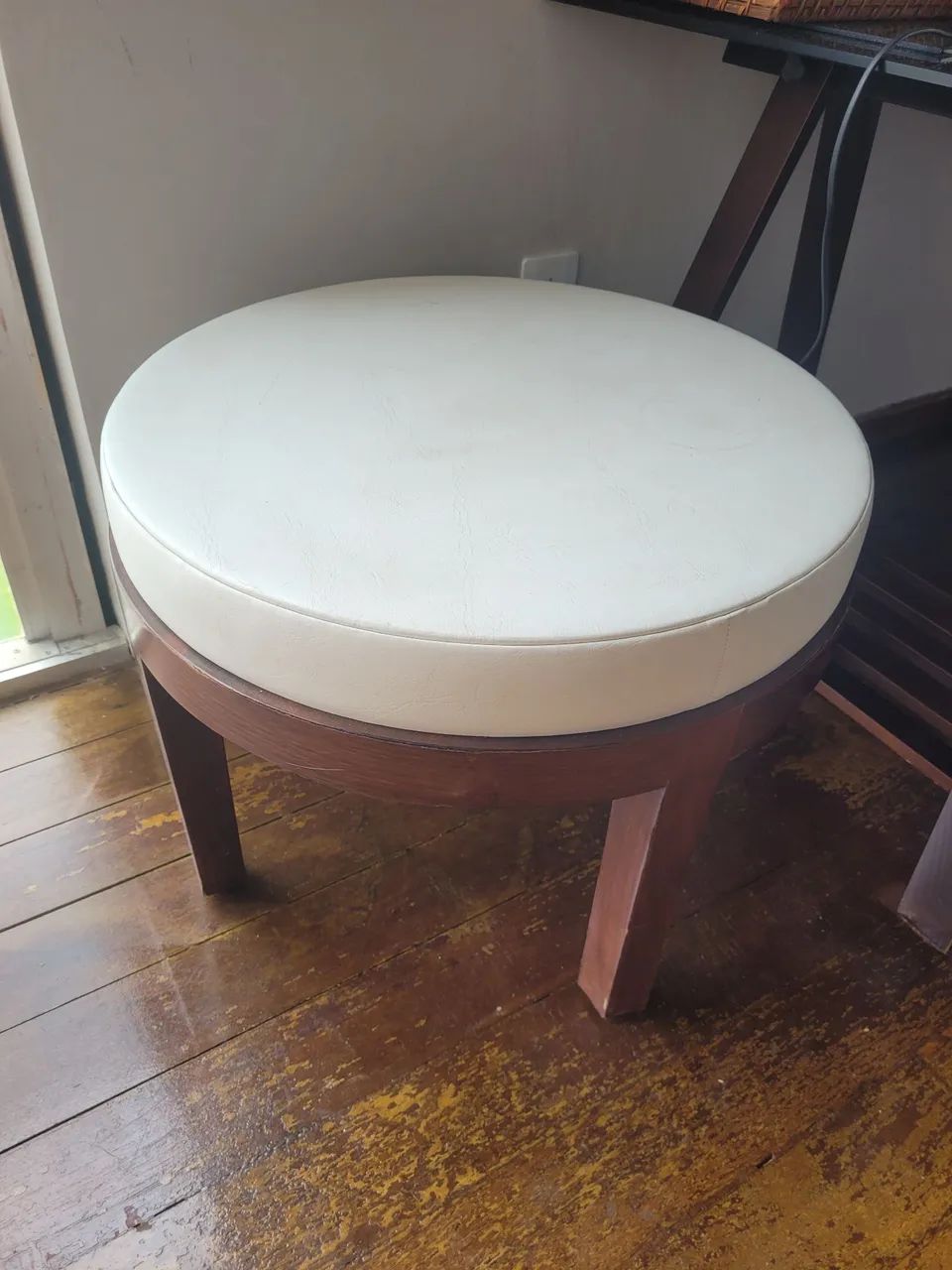 Mesa lateral em couro