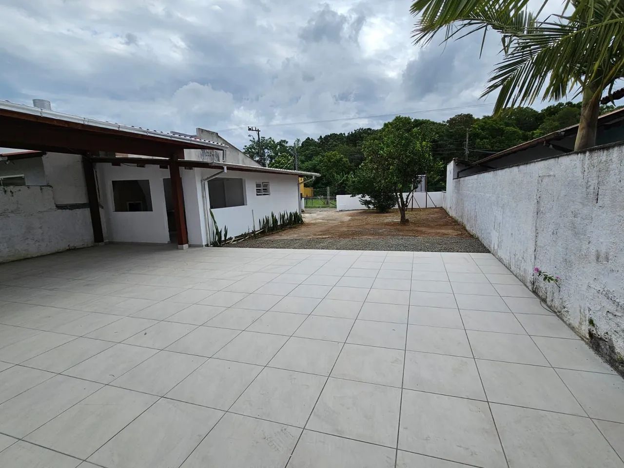 Vendo casa no bairro Carianos. - Foto 3