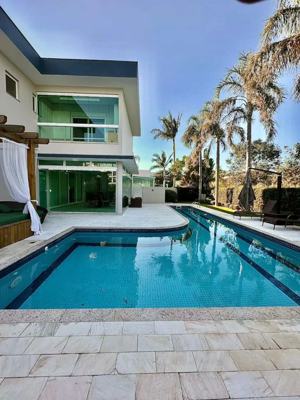 Alugo casa de alto padrão de 5 suítes + escritório com piscina em Jurerê Internacional  - Foto 2