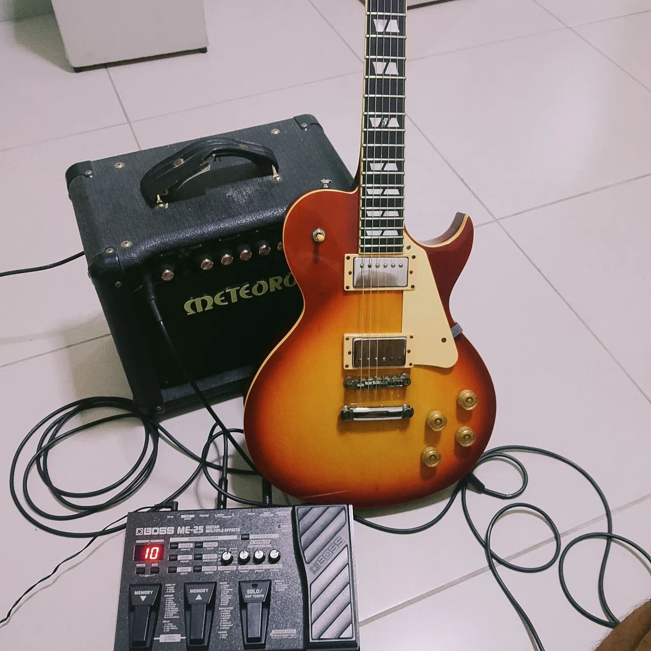 Guitarra e pedaleira 
