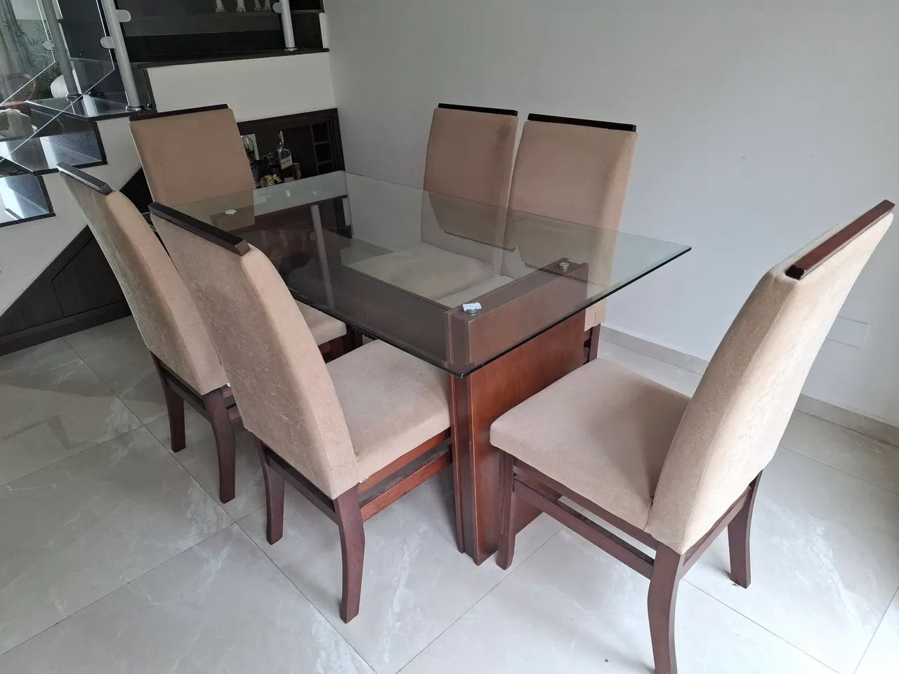Mesa de jantar com seis cadeiras 