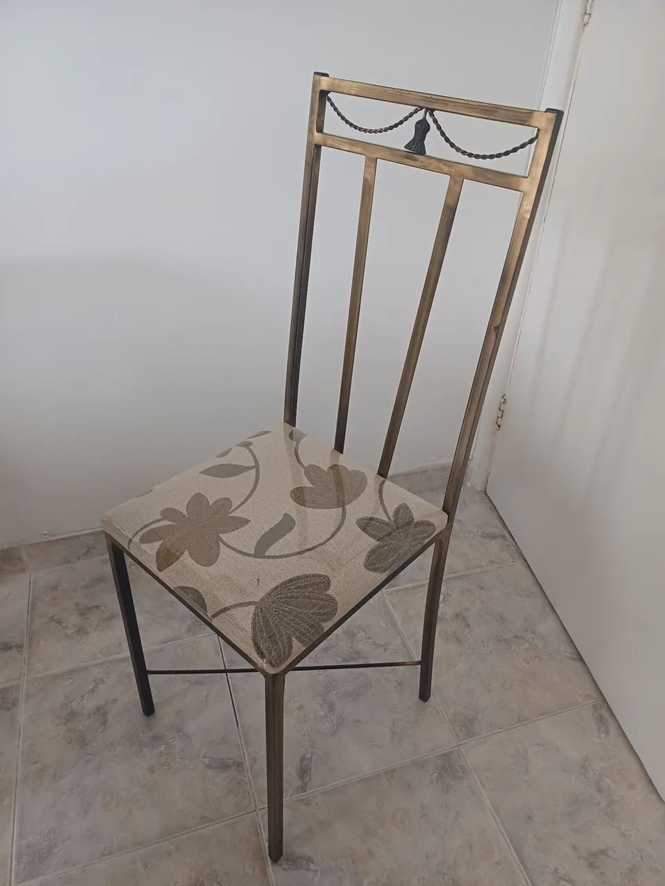 Vendo 4 cadeiras  novas, de ferro e  com plástico.