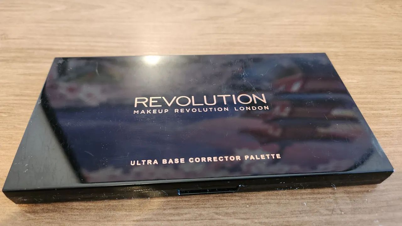 Maquiagem Revolution - paleta de  base corretiva