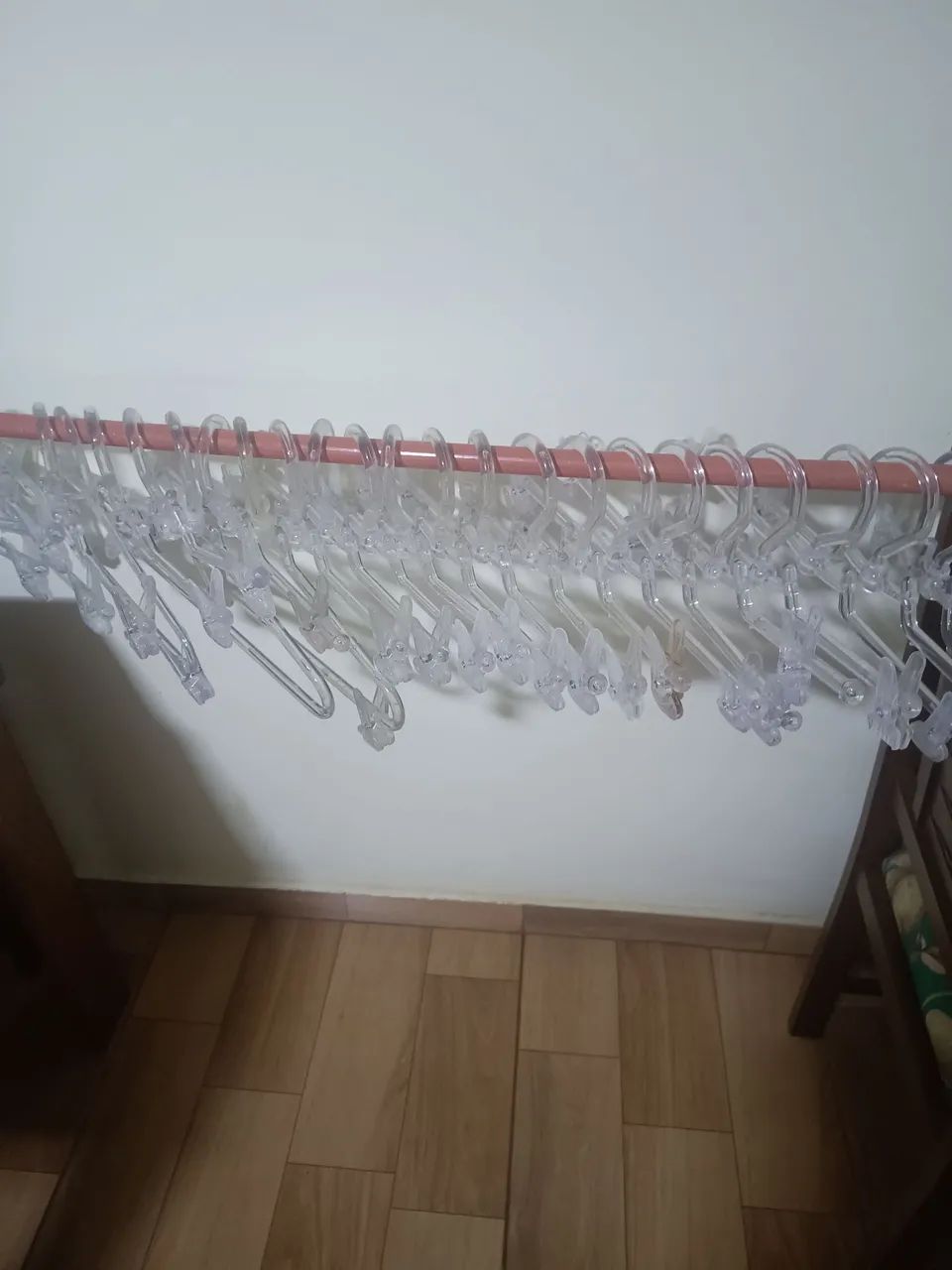 Cabide saia giratório acrílico reforçado c/ presilha - Foto 5