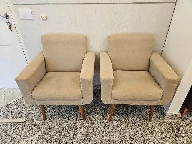 2 cadeiras/poltronas confortáveis - cor bege