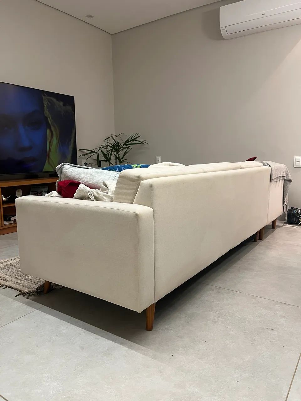 Sofá 4 lugares com chaise em linho 