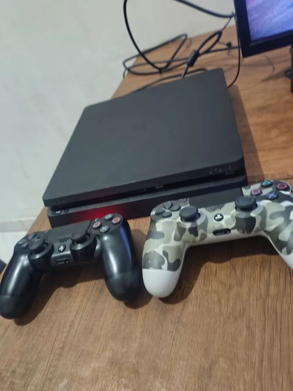 PS4 slim 1 tera 2 controles - Foto 2