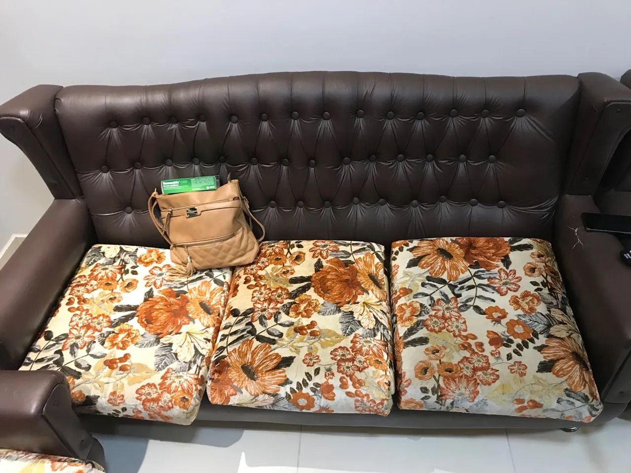 Sofá e poltronas de couro 