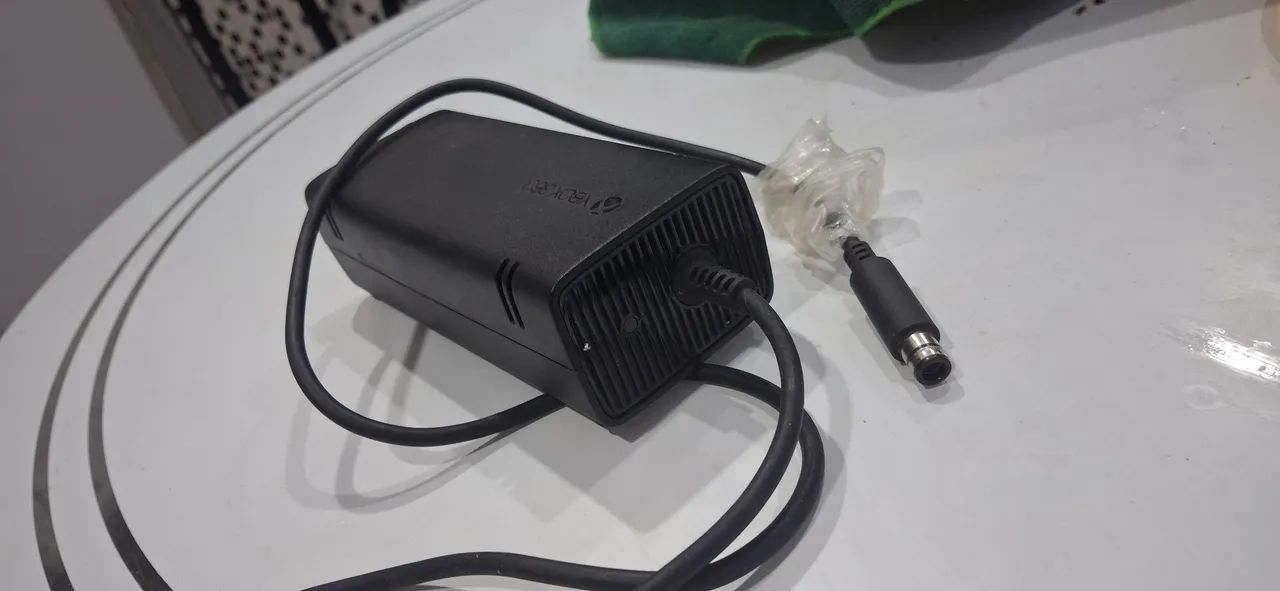 Fonte do Xbox 360 Slim com um pino para Venda