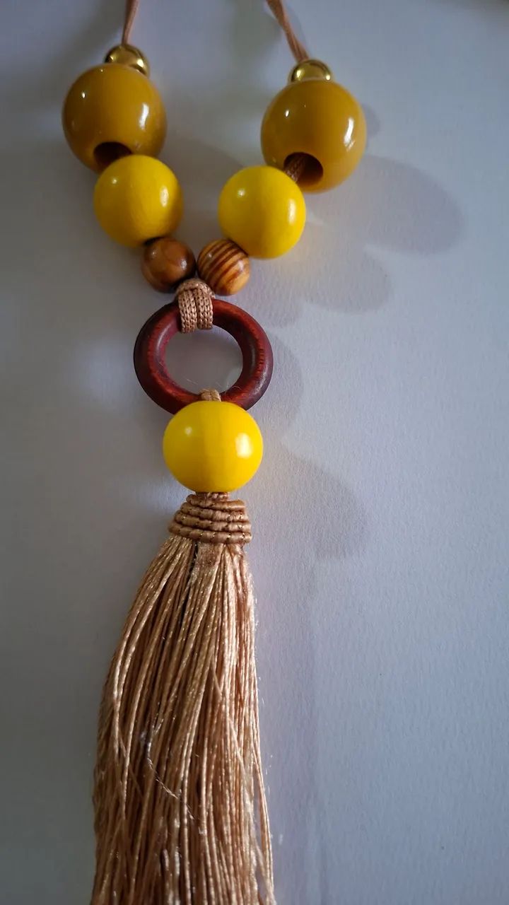 Colar Artesanal Amarelo com Pingente e Tassel - Foto 3