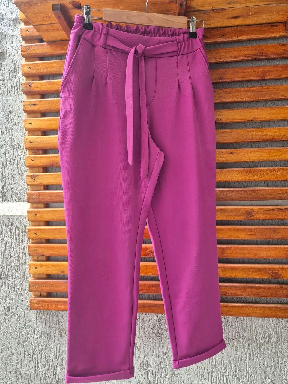 Calça na cor pink com elástico atrás e detalhe em amarração tam.M - Foto 2