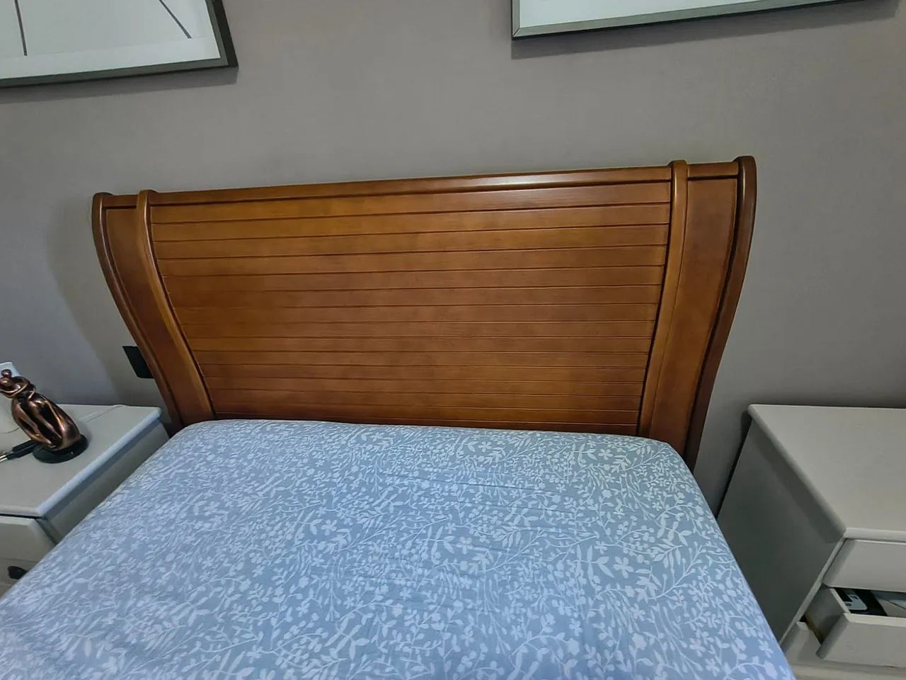 Cama e cômoda 