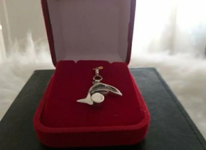 PINGENTE EM PRATA 925, COM DESIGN DE GOLFINHO, ADORNADO COM UMA PEDRA ÔNIX. NOVO. - Foto 2