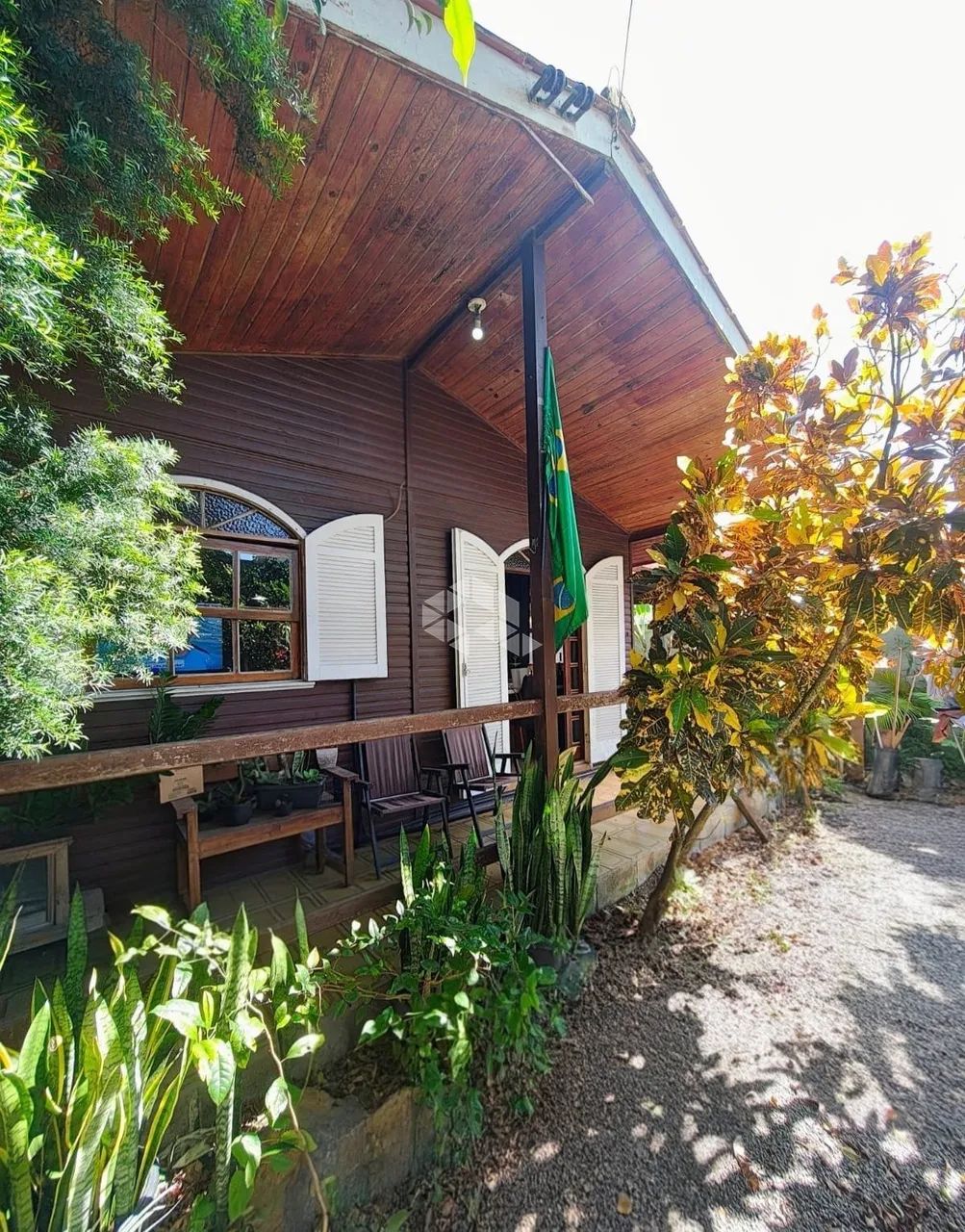 Casa 4 dormitórios com amplo pátio e um apartamento s na Barra da Lagoa