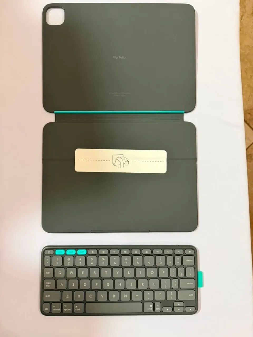 Capa com Teclado Logitech Flip Folio para iPad Pro 11", iPad Air 11" - Foto 3