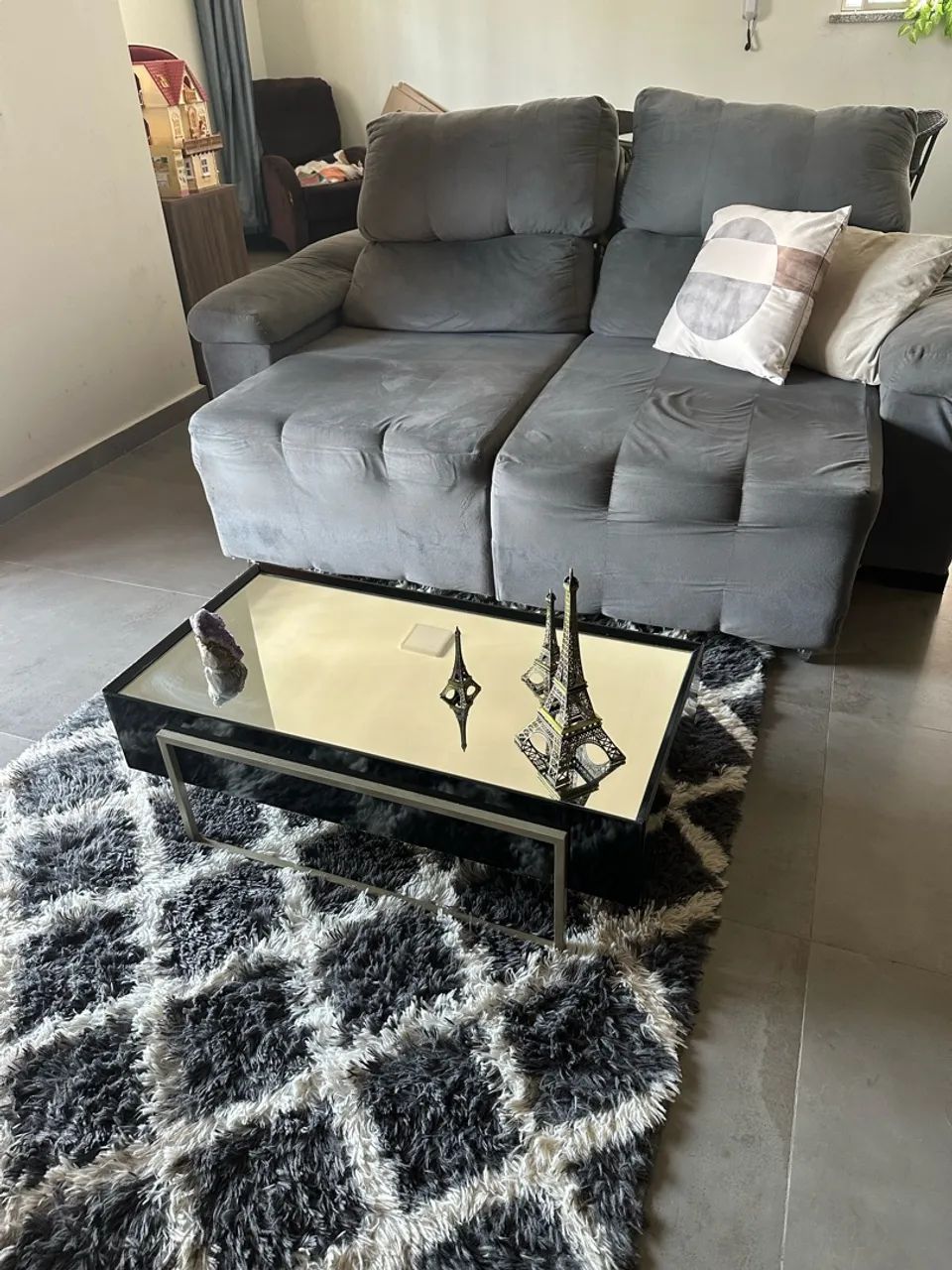 Sofá com centro de mesa