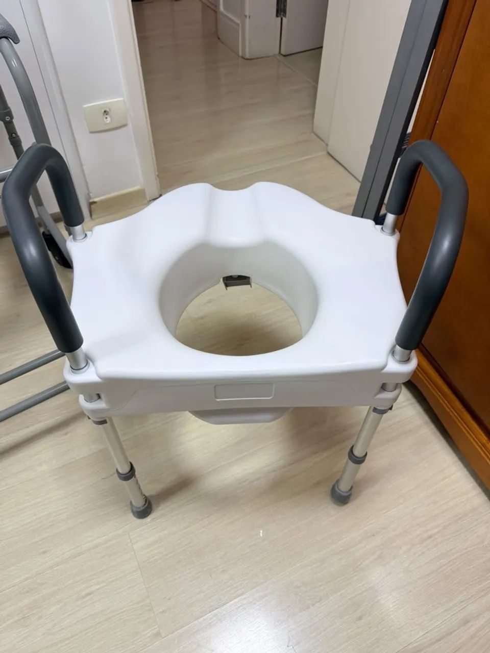 Assento Elevado Sanitário Com Barra de Apoio Ajustável - Foto 2