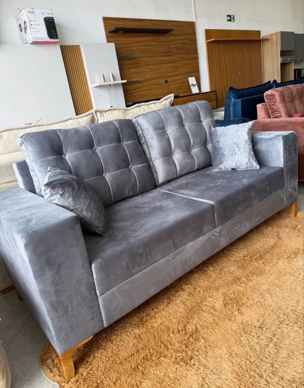Sofa Londres 3 lugares no tecido jolie 2 almofadas brinde em Promoção!